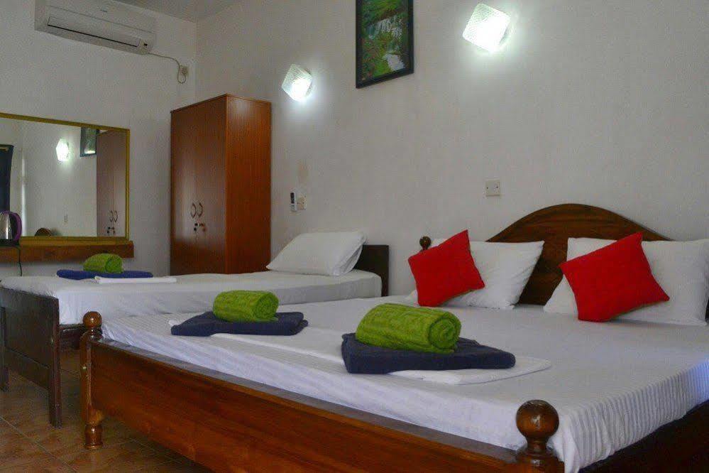 New Shangrela Beach Resort Амбалангода Екстериор снимка